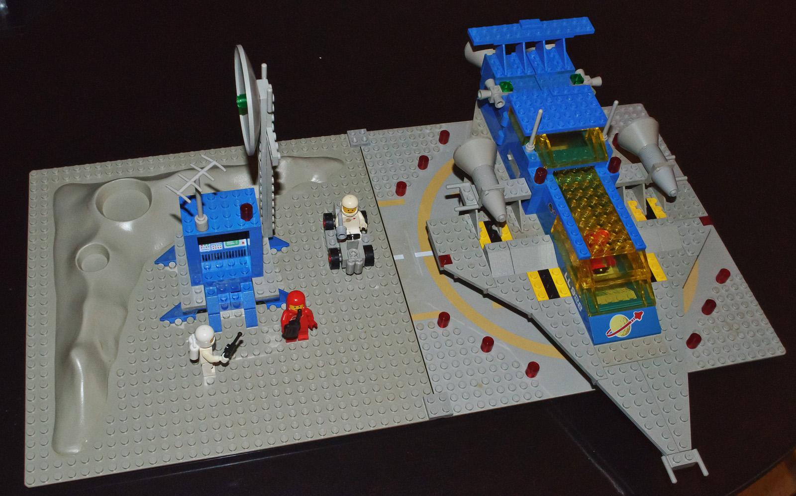 Vintage LEGO Galaxy Explorer 497/928 with astronauts and a lunar landing area
