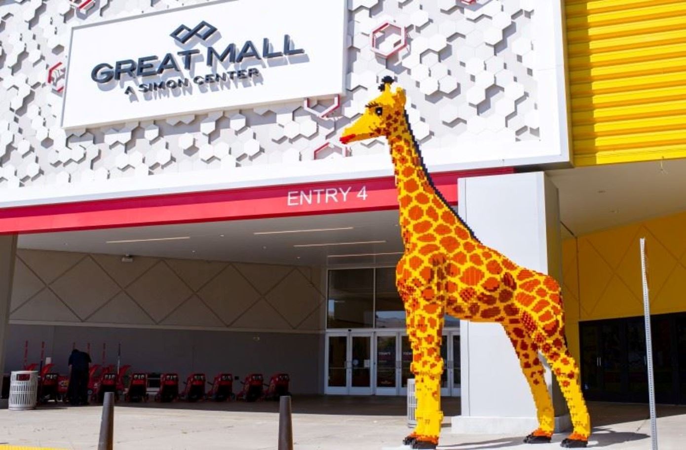 LEGO giraffe outside Great Mall, home to LEGOLAND Discovery Center Bay Area