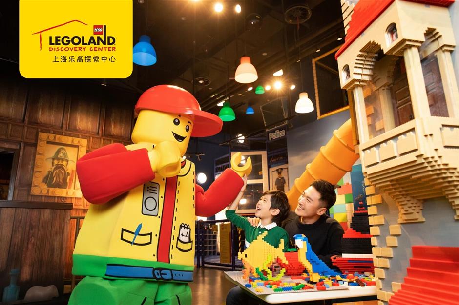 Family and LEGO characters inside LEGOLAND Discovery Center Shanghai